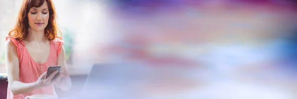 Женщина переписывается с размытым фиолетовым переходом — стоковое фото