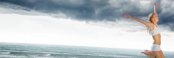 灰色のビーチに祝っている下着の女性 — ストック写真