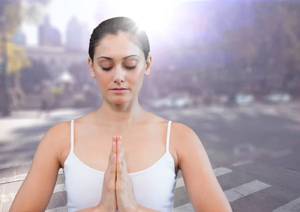 Parlama ile bulanık street karşı meditasyon kadın — Stok fotoğraf