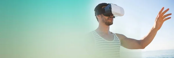Uomo al di fuori in realtà virtuale auricolare raggiungere fuori e transizione verde — Foto Stock