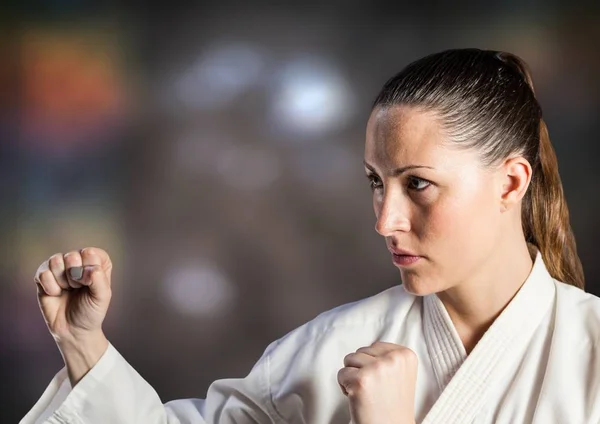 Kvinna i karate dräkt — Stockfoto