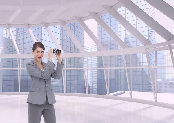 배경 건물에 대 한 쌍안경으로 여자 — 스톡 사진