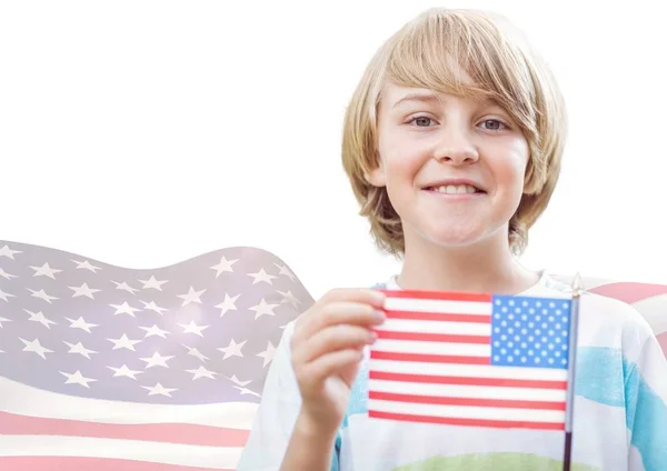 Sonriente niño sosteniendo una bandera americana — Foto de Stock