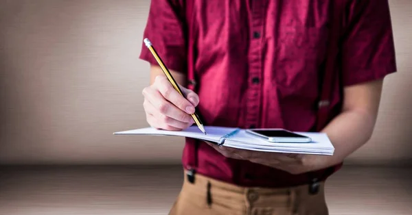 Estudiante universitario con cuaderno —  Fotos de Stock