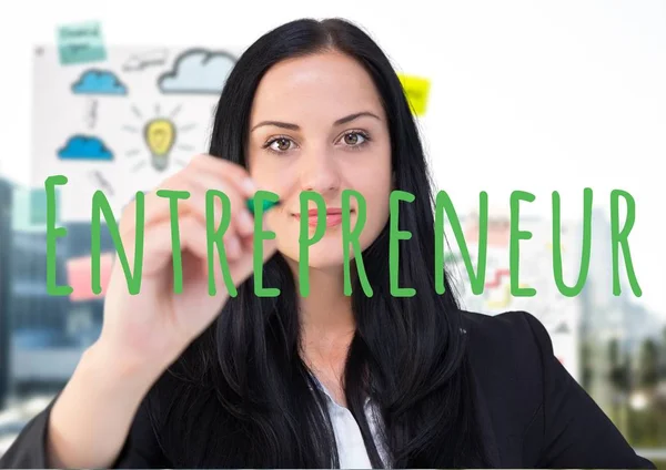 Imprenditrice che scrive ENTREPRENEUR sullo schermo — Foto Stock