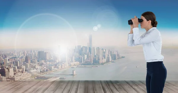 Affärskvinna med kikare i stadsbilden — Stockfoto