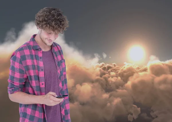 Человек против темных 3D облаков и солнца — стоковое фото