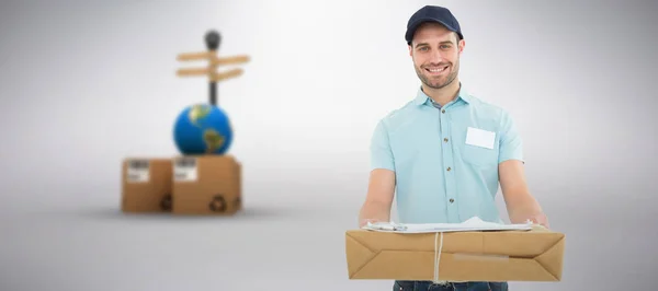 Složený obraz hezký courier člověka s balíčkem — Stock fotografie