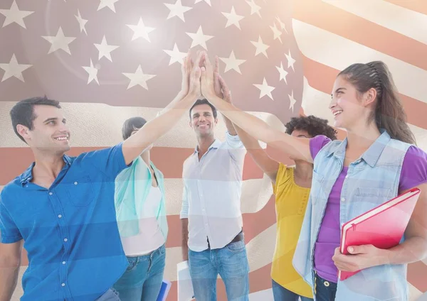 Freunde hoch fünf gegen amerikanische Flagge — Stockfoto