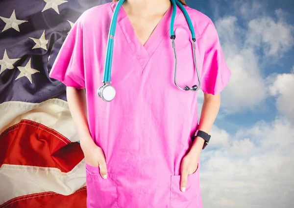 Doctor de pie contra bandera americana —  Fotos de Stock