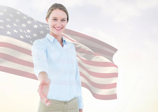 Mujer de negocios estrechando su mano contra la bandera americana — Foto de Stock