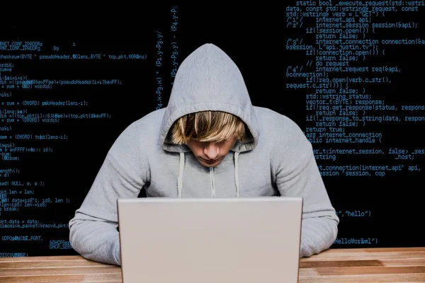 Hacker yang bekerja pada laptop — Stok Foto