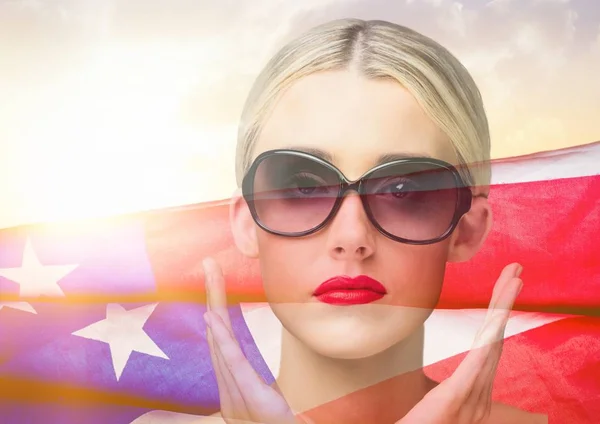 Blonde vrouw dragen zonnebril — Stockfoto
