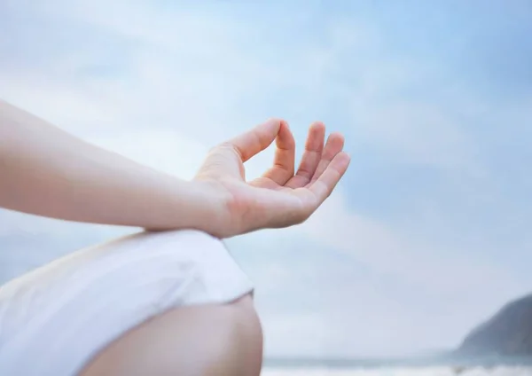 Mão e joelho de mulher meditando — Fotografia de Stock