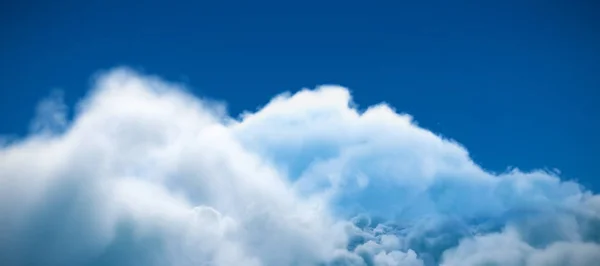 Vista ad angolo basso di nuvole bianche contro il cielo — Foto Stock