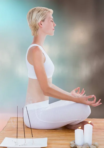 Mujer meditando con velas —  Fotos de Stock