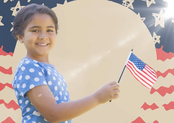 Chica sonriendo y sosteniendo bandera americana — Foto de Stock
