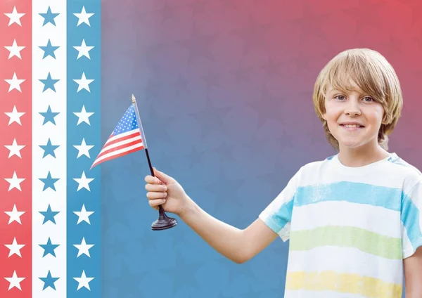 Jongen die houden van een Amerikaanse vlag voor Onafhankelijkheidsdag — Stockfoto