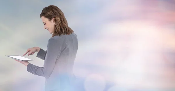 Kadın arkadan dijital tablet ışıklar içinde kullanma — Stok fotoğraf