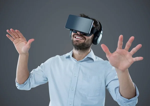 Homem em fone de ouvido de realidade virtual — Fotografia de Stock