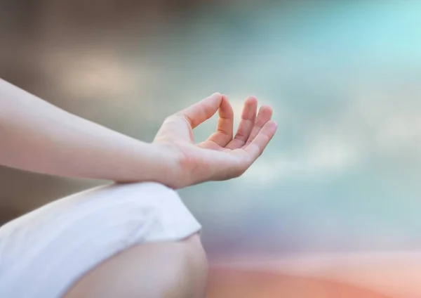 Mano y rodilla de mujer meditante —  Fotos de Stock