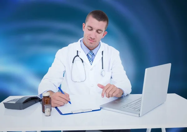 Doctor escribiendo en el escritorio contra fondo abstracto azul —  Fotos de Stock