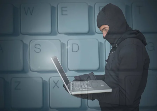 Hackare använder en bärbar dator — Stockfoto