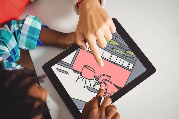 Personas mirando dibujos 3D en la tableta — Foto de Stock