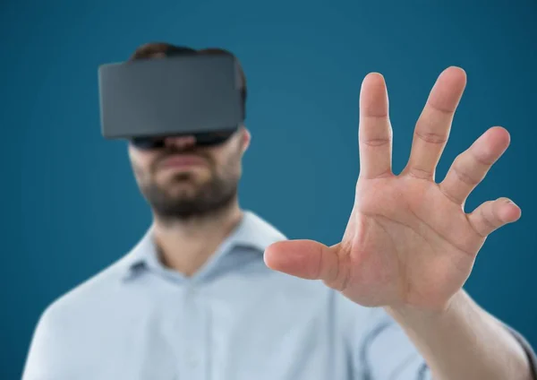 Mies virtuaalitodellisuus kuulokkeet — kuvapankkivalokuva