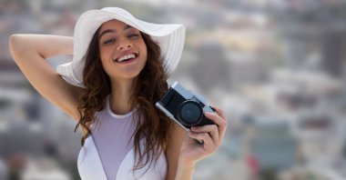 Bin yıllık yaz şapka ile fotoğraf makinesi bulanık city karşı kadında