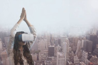 Kadın şehir arka plan eller yükselterek Vr kulaklık