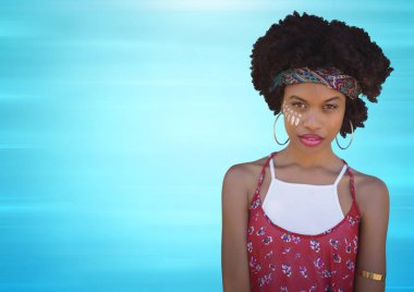 Ayakta ve kameraya bakarak hippi kadın