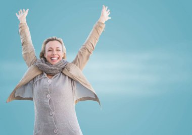 Kış ceket bulanık mavi arka planı kutlayarak kadın