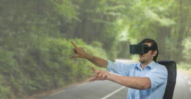 Adam yol arka plan eller yükselterek Vr kulaklık