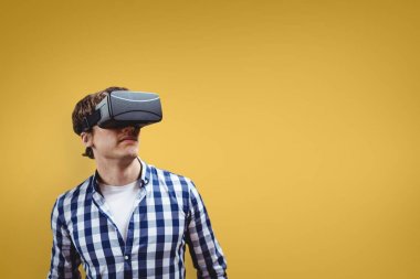 Adam sarı arka plana karşı arıyorsunuz Vr kulaklık
