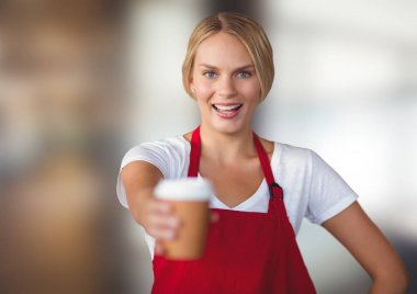 Kahve fincanı bulanık arka plan karşı uzatarak cafe sahibi