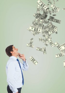 Para yağmur yeşil bir arka plana dayanır bakarak mutlu iş adamı