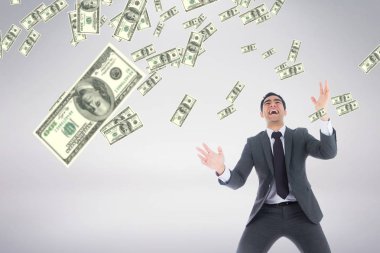 Beyaz arka plan karşı para yağmur bakarak iş adamı heyecanlı