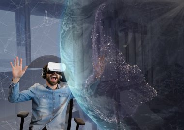 3d bir gezegen gökyüzü arka plan bakarak Vr kulaklık şaşırmış adam