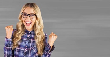 Bin yıllık kadın bulanık gri arka planı kutluyor