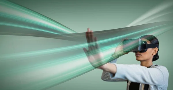 Mujer en VR auriculares tocando la luz verde sobre fondo verde — Foto de Stock