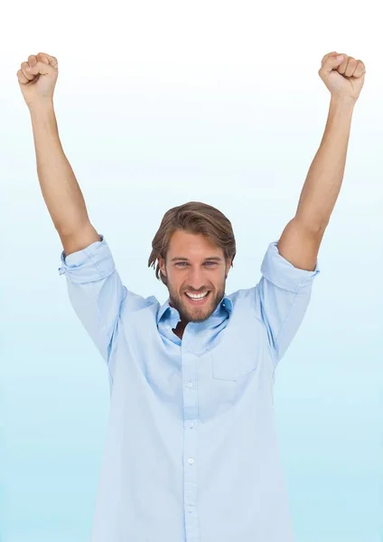 Uomo che celebra contro sfondo blu e bianco sfocato — Foto Stock