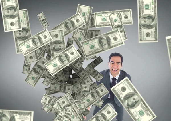 Щасливий бізнесмен дивиться грошовий дощ на сірому фоні — стокове фото