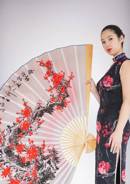 Geisha y ventilador gigante contra fondo blanco — Foto de Stock