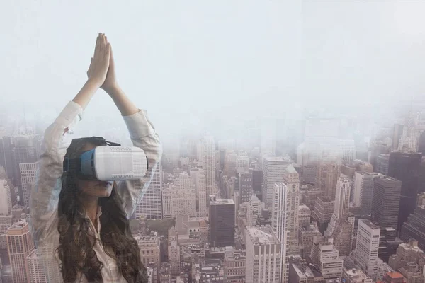 Kadın şehir arka plan eller yükselterek Vr kulaklık