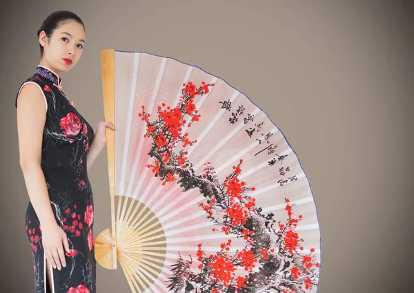 Geisha y ventilador gigante contra fondo marrón — Foto de Stock