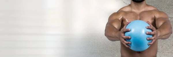 Сильний здоровий чоловік тримає м'яч для вправ — стокове фото