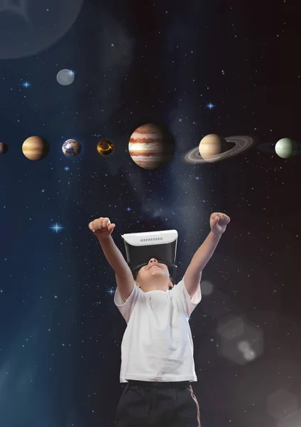 Glada pojken i Vr-headset tittar på 3d planeter mot himmel bakgrund med facklor — Stockfoto