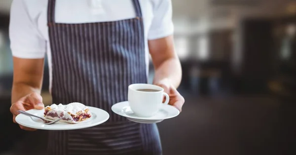 Serveur milieu de section avec café et tarte contre le restaurant flou — Photo