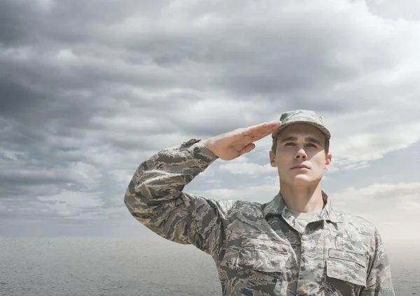 Soldat man höja arm mot öknen bakgrund — Stockfoto